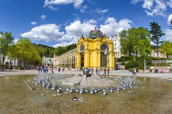 Huvudsakliga colonnade och sjungande fontänen i små västra böhmiska kurorten Marianske Lazne (Marienbad) - Tjeckien — Stockfoto