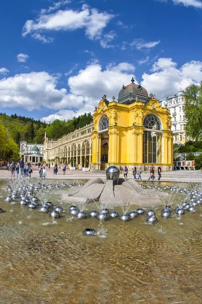 Columnata principal y fuente de canto en la pequeña ciudad balneario bohemio oeste Marianske Lazne (Marienbad) - República Checa — Foto de Stock