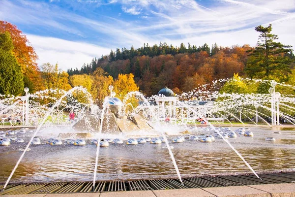 Fuente de canto - otoño en la pequeña ciudad balneario de Bohemia Occidental Marianske Lazne (Marienbad) - República Checa — Foto de Stock