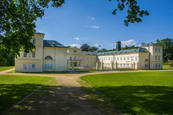 Ange chateau Kynzvart - västra Böhmen - Tjeckien — Stockfoto