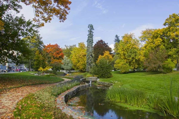Sonbahar Merkez spa Park'ta - küçük Batı bohem spa resort Marianske Lazne (Marienbad) - Çek Cumhuriyeti
