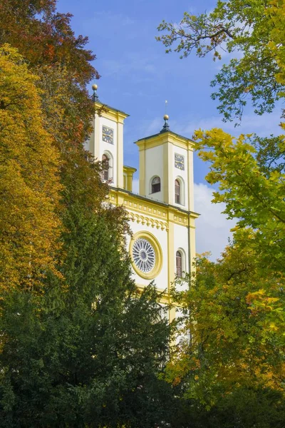 Katolik Kilisesi ve sonbaharda küçük Batı bohem spa town Marianske Lazne (Marienbad) - Çek Cumhuriyeti — Stok fotoğraf
