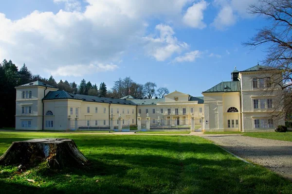 Staatsschloss / Burg Königswarth - klassizistischer Sommersitz des österreichischen Politikers und Kanzlers, Herzogs k. v. Metternich - kleiner Kurort lazne kynzvart (in der Nähe von Marienbad) - Tschechische Republik — Stockfoto