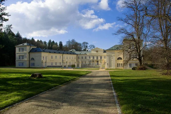 State Chateau / 성 Kynzvart - 오스트리아 정치인과 장관, 공작 K. V. 메테르니히의 고전주의자 여름 좌석 - 작은 스파 마을 라즈네 Kynzvart (마리안스케 라즈네 근처) - 체코 공화국 — 스톡 사진