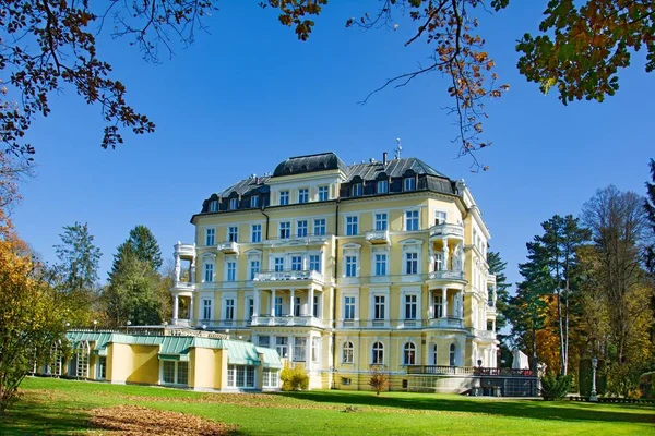 Sonbaharda küçük kaplıca kenti Frantiskovy Lazne (Franzensbad) - Çek Cumhuriyeti