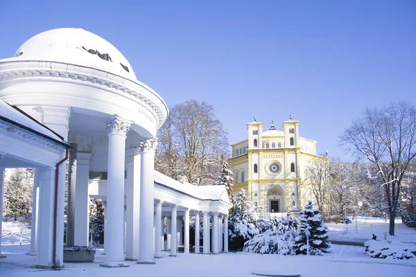 Спа-центр архітектури в зимовий період - Чеська Республіка — стокове фото