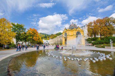 Ana colonnade ve şarkı çeşme de Marianske Lazne (Marienbad) - Çek Cumhuriyeti (bölge Karlovy Vary Batı kesiminde büyük ünlü bohem kaplıca kenti)