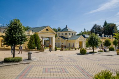 Yaya bölgesi ve bahar pavyonu - tatil Frantiskovy Lazne merkezi (Franzensbad) - büyük Bohemya kaplıca kenti Çek Cumhuriyeti'nin batı kesiminde tarihi şehir Cheb kuzeyinde yer almaktadır