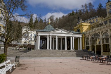 Çapraz Bahar Pavyonu (Krizovy pramen) - Marianske Lazne 'de (Marienbad) bahar - Çek Cumhuriyeti' nin batısındaki ünlü Bohemya spa kasabası (Karlovy Vary bölgesi))