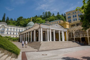 Çapraz Bahar Pavyonu (Krizovy pramen) - Marianske Lazne 'de (Marienbad) bahar - Çek Cumhuriyeti' nin batısındaki ünlü Bohemya spa kasabası (Karlovy Vary bölgesi))