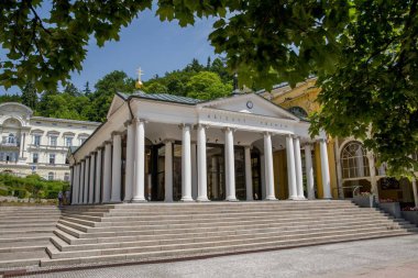 Çapraz Bahar Pavyonu (Krizovy pramen) - Marianske Lazne 'de (Marienbad) bahar - Çek Cumhuriyeti' nin batısındaki ünlü Bohemya spa kasabası (Karlovy Vary bölgesi))