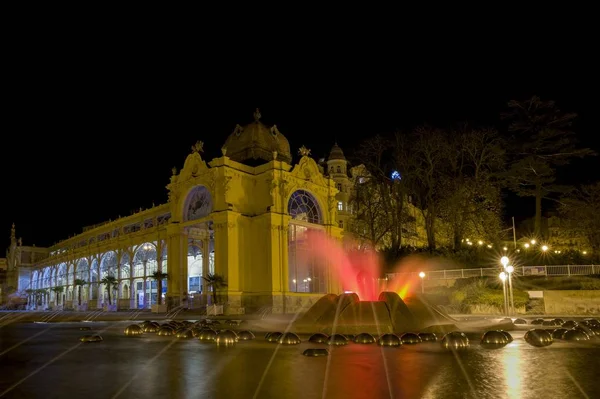 Belangrijkste Colonnade Zingende Fontein Nachts Centrum Van Marianske Lazne Marienbad — Stockfoto