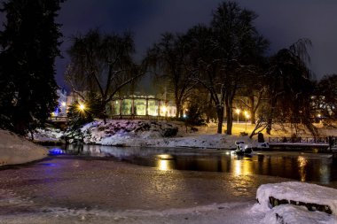 Kışın Central Spa Parkı - Marianske Lazne (Marienbad) - Çek Cumhuriyeti 'nin batısındaki ünlü Bohemya spa kasabası (Karlovy Vary bölgesi))