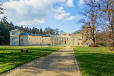 Kynzvart Şatosu küçük Lazne Kynzvart (Bad Knigswart) şehrinde ünlü Czech spa kasabası Marianske Lazne (Marienbad)