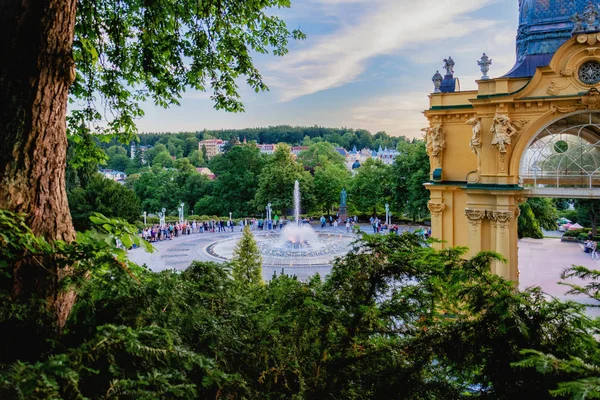 Ana colonnade ve şarkı çeşme de Marianske Lazne (Marienbad) - Çek Cumhuriyeti (bölge Karlovy Vary Batı kesiminde büyük ünlü bohem kaplıca kenti)