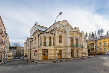 Marianske Lazne, Çek Cumhuriyeti - 15 Mart 2020: Spa mimarisi - tiyatro - Marianske Lazne 'nin merkezinde bahar zamanı (Marienbad)