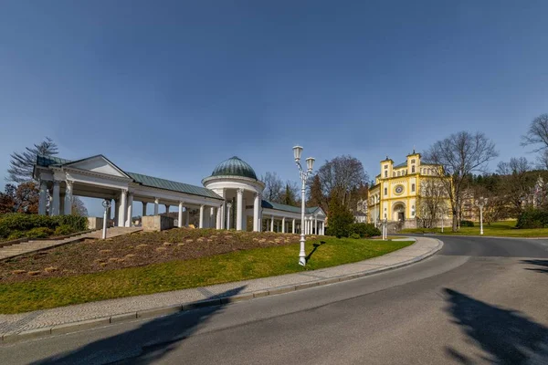小さな西ボヘミアの温泉街マリアンケ ラズネ マリエンバト の鉱泉とカトリック教会の植民地 チェコ共和国 — ストック写真