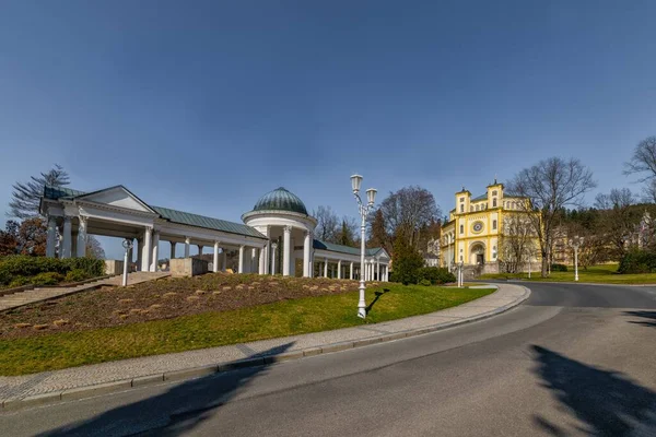 Colonnade Source Eau Minérale Église Catholique Dans Petite Ville Thermale — Photo