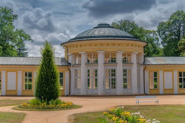 Marianske Lazne, Çek Cumhuriyeti - 17 Temmuz 2019: Ferdinand maden suyu kaynağı ve onun kaplıca parkındaki sütunları