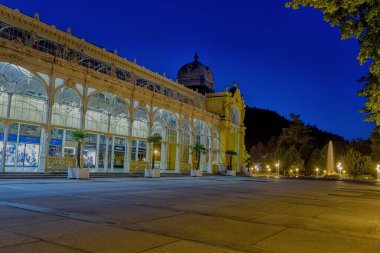 Marianske Lazne, Çek Cumhuriyeti - 15 Temmuz 2019: Marianske Lazne 'de gece ana sütunlar)