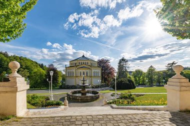 Goethe Meydanı - Küçük bir kaplıca kasabası olan Marianske Lazne 'deki Katolik Kilisesi (Marienbad) - Çek Cumhuriyeti
