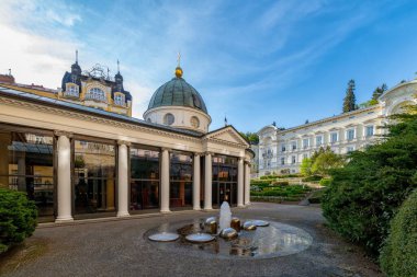 Marianske Lazne, Çek Cumhuriyeti - 12 Mayıs 2020: Marianske Lazne 'deki Paviolion of Cross Spring (Krizovy pramen))