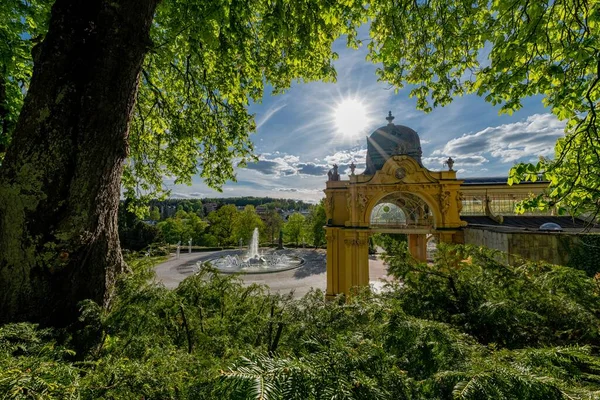 Columnata Principal Fuente Canto Pequeña Ciudad Balneario Marianske Lazne Marienbad — Foto de Stock