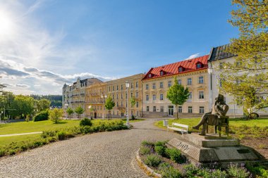 Goethe Meydanı Mimarisi - Küçük kaplıca kenti Marianske Lazne 'de J.W.Goethe heykelinin bulunduğu Spa Parkı (Çek Cumhuriyeti)