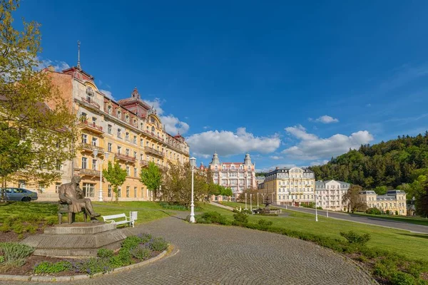 ゲーテ広場と噴水 ゲーテ像とホテル 小さな西ボヘミアの温泉街マリアンケ ラズネ マリエンバト の中心 チェコ共和国 — ストック写真