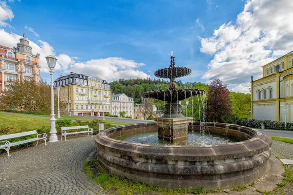 温泉公園の公衆噴水 マリアンケ ラズネのゲーテ広場の写真 Marienbad チェコ共和国 — ストック写真