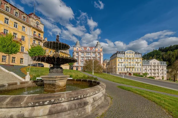 温泉公園の公衆噴水 マリアンケ ラズネのゲーテ広場の写真 Marienbad チェコ共和国 — ストック写真