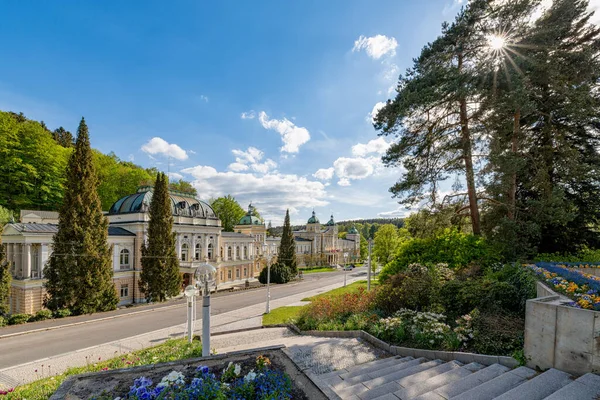 文化の家とホテルのコロネードビュー 小さな温泉街の中心Marianske Lazne Marienbad チェコ共和国 — ストック写真