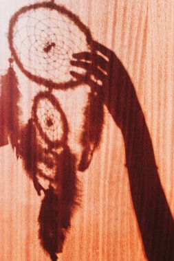 El yapımı dreamcatcher ve eller gölge
