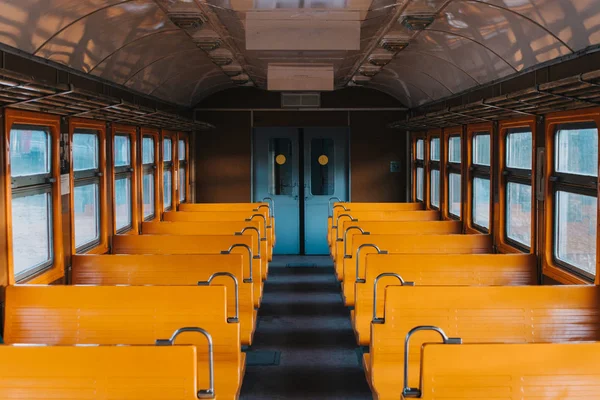 Boş tren vagonu yolcular olmadan