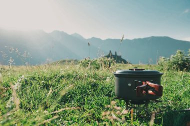 Melon şapkalı bir gaz brülör üzerinde dağ zammı pişirme 