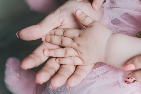 Руки матери и дочери, трогающие ладони — стоковое фото