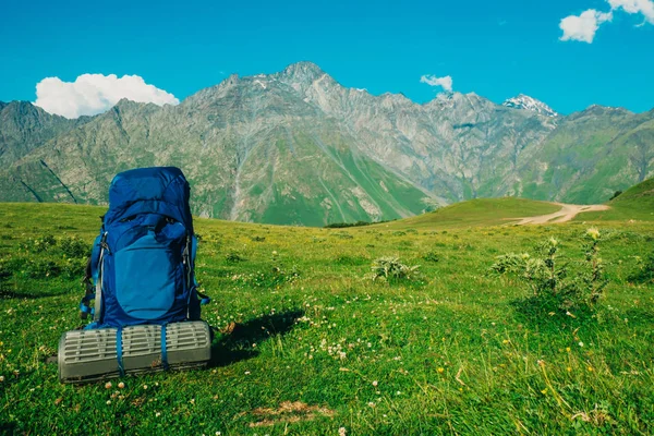 徒步旅行背包与泡沫高加索背景 — 图库照片