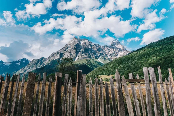 Ahşap bir çit arkasında Kafkas Dağları — Stok fotoğraf