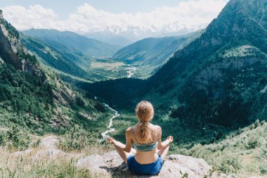 genç kız dağlar bir arka plan üzerinde meditasyon