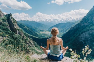 genç kız dağlar bir arka plan üzerinde meditasyon