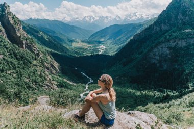 genç kız dağlar bir arka plan üzerinde meditasyon