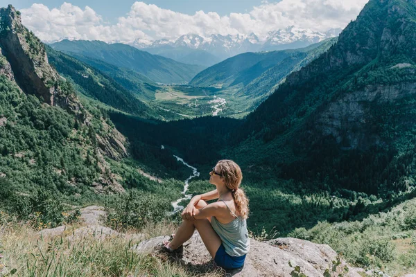 Menina medita em um fundo de montanhas — Fotografia de Stock