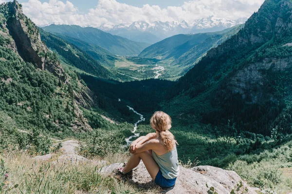 Menina medita em um fundo de montanhas — Fotografia de Stock