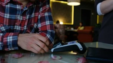 Beyaz adam kafede kredi kartı ile ödeme