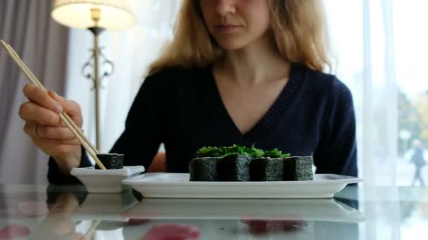 Suşi Japon lokantasında yemek genç beyaz kız — Stok video