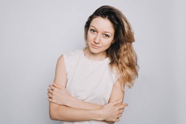 Kamera beyaz arka plan üzerinde seyir emin mutlu genç beyaz kız. İddialı öğrenci