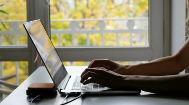 Kızlar el laptop yakınındaki pencere ile çalışma