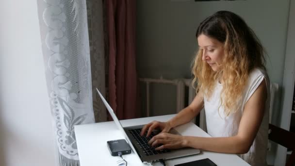 Młoda, atrakcyjna dziewczyna freelancer pracy w domu dla jego nowoczesny komputer, zmęczony i ziewanie i chce odpocząć — Wideo stockowe