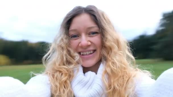 Jeune belle fille caucasienne tourbillonne et se tire avec un appareil photo moderne dans la forêt d'automne — Video