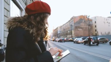 Şehrin günbatımında tablet ile genç çekici kız. sosyal medya akıllı telefon tablet kullanımını genç erkek portresi yaşam tarzı